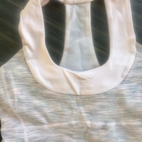 Lululemon Tanks bundle two for $30 and discounted shipping size 4 - Picture 2 of 6